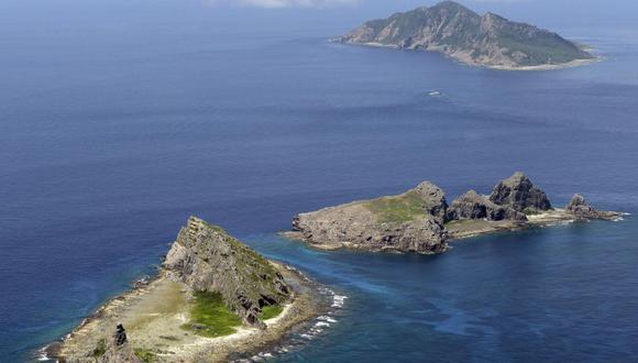 Esta imagen del 2012 muestra a un grupo de islas en disputa, la isla de Uotsuri (arriba), Minamikojima (abajo) y Kitakojima, conocida como Senkaku en Japón, que se ven en el Mar de la China Oriental. (Foto: REUTERS / Kyodo)
