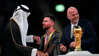 Qué significa la túnica que le pusieron a Messi antes de levantar la Copa del Mundo