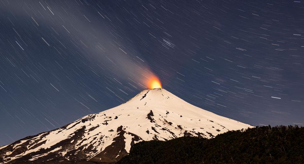 El volcán Villarrica muestra signos de actividad, visto desde Pucón, a unos 800 kilómetros al sur de Santiago de Chile, el 1 de diciembre de 2022. (MARTÍN BERNETTI / AFP).