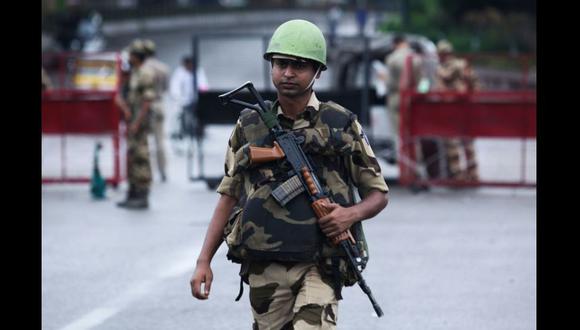 Un soldado de la India custodia la zona de Cachemira que es ocupada por su país. La tensión con Pakistán va en aumento. (AFP / Rakesh BAKSHI).