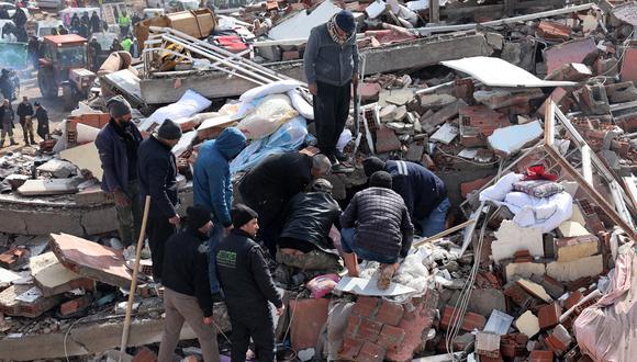 Rescatistas y civiles buscan sobrevivientes bajo los escombros de edificios derrumbados en Kahramanmaras, cerca del epicentro del terremoto, el día después de que un terremoto de magnitud 7,8 azotara el sureste del país, el 7 de febrero de 2023. (Foto: Adem ALTAN / AFP)