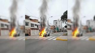 Pueblo Libre: camioneta se incendia en la calle y genera congestión vehicular | VIDEO