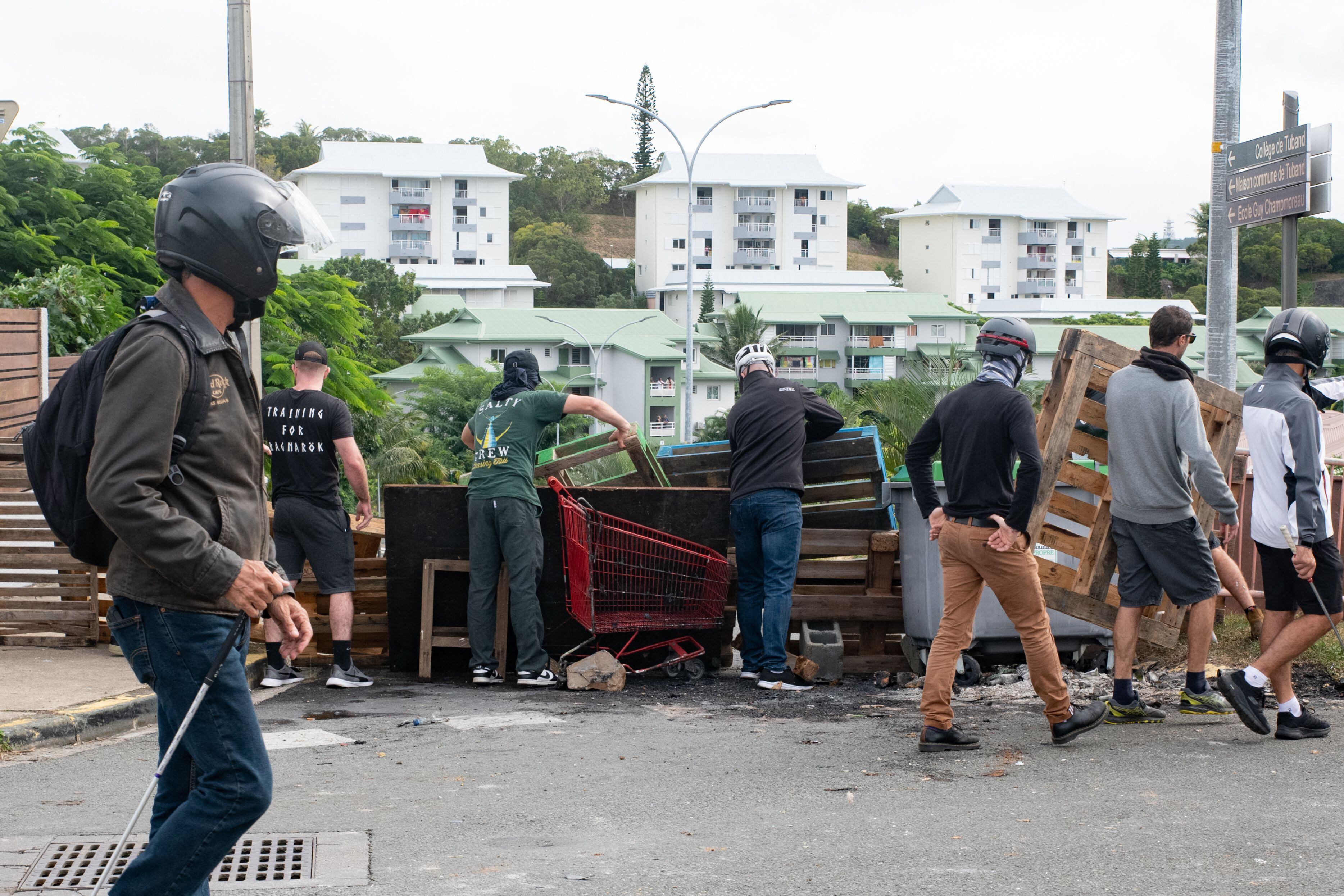 Residentes enmascarados de barrios al sur de la capital, establecieron barricadas para bloquear el acceso y canalizar a activistas. (Foto: AFP)