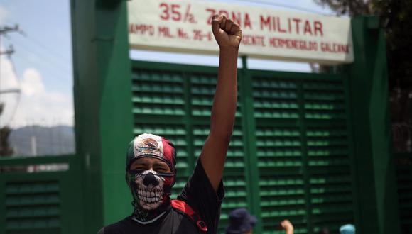 Un estudiante alza hoy su brazo durante protestas frente a un cuartel militar para exigir justicia por los 43 normalistas desaparecidos de Ayotzinapa, en Chilpancingo, estado de Guerrero (México) | Foto: EFE/José Luis de la Cruz