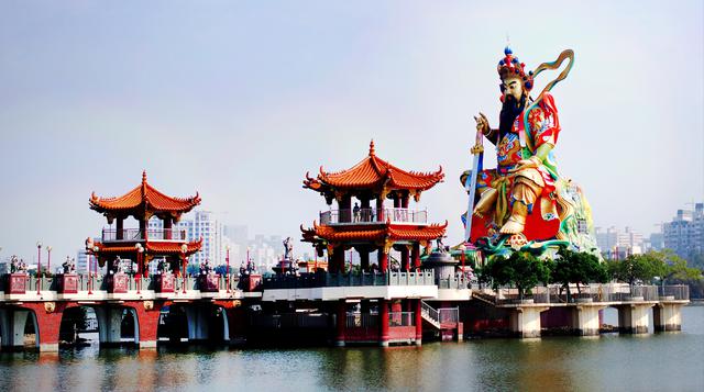 Conoce el Lotus Pond, un lago lleno de templos en Taiwán - 6