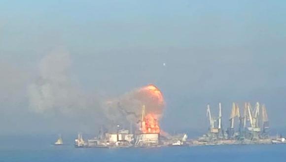 Una imagen distribuida por la Marina de Ucrania el 24 de marzo de 2022 muestra columnas de humo y llamas en el puerto de Berdyansk, en el mar de Azov, a 80 kilómetros al oeste de Mariupol. (AFP).