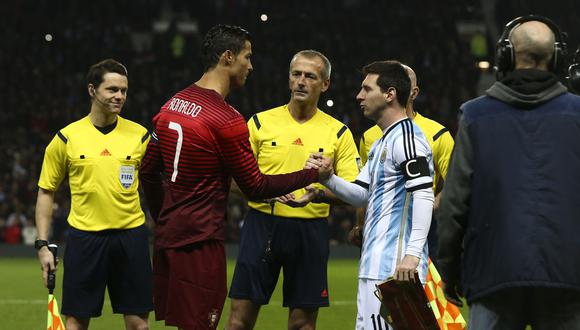 Lionel Messi y Cristiano Ronaldo han protagonizado una rivalidad en los campos durante largos años.  Foto: EFE