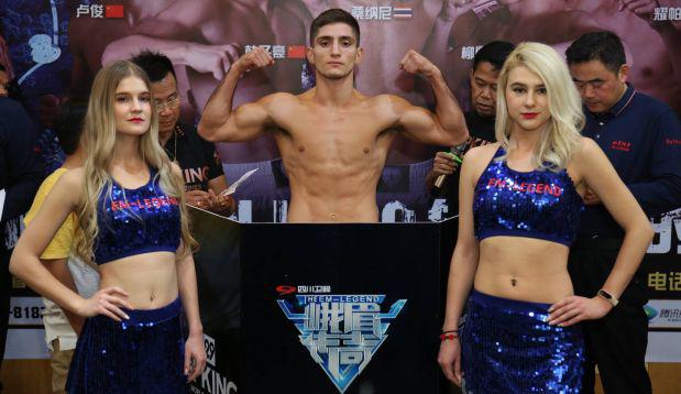 Mazzetti pasó con éxito el pesaje y quedó listo para el combate.
 (Foto: Topking World Series)