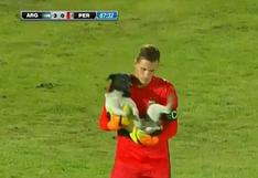 Un perrito se metió al campo en el partido Perú vs Argentina