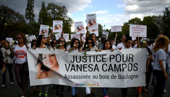 Esta foto de archivo tomada el 24 de agosto de 2018 muestra a personas participando en una marcha en el Bois de Boulogne en París, en homenaje a Vanesa Campos. (Lionel BONAVENTURE / AFP).