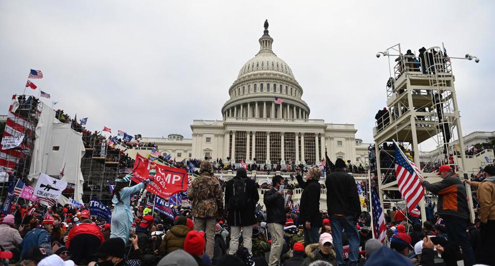 En esta foto de archivo tomada el 6 de enero de 2021, los partidarios del presidente de Estados Unidos, Donald Trump, se reúnen frente al Capitolio antes de tomarlo por asalto. (ANDREW CABALLERO-REYNOLDS / AFP).