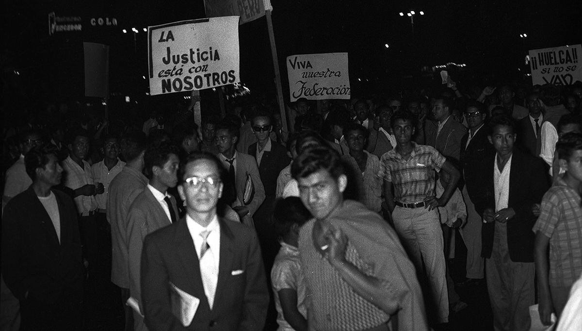 Lima, 12 de marzo de 1962. Las huelgas por mejoras salariales cundieron en los años 60, como esta con la marcha de los trabajadores bancarios de Lima. (Foto: GEC Archivo Histórico)