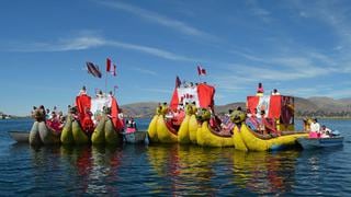 Puno: mujeres uros celebran el bicentenario del Perú paseando la bandera nacional sobre el Titicaca en sus balsas | FOTOS