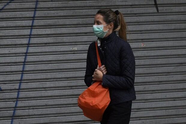 Una mujer usa una máscara facial en Buenos Aires, el 17 de abril de 2020 en medio de la pandemia de coronavirus COVID-19 (Foto: Juan Mabromata / AFP)