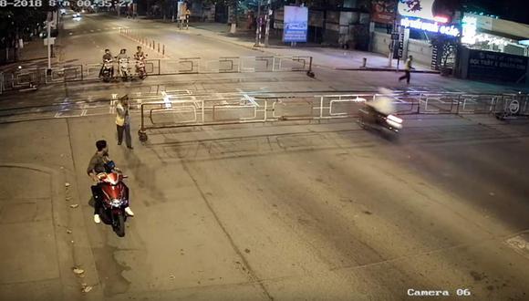 El hecho fue grabado por las cámaras de seguridad en la ciudad vietnamita de Biên Hòa. (Youtube)