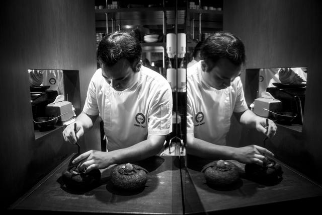 20 o más variedades de pescados y mariscos llegan a diario. Lo que el mar mande: atún, mero, cabrilla, fortuno, lenguado, chita, ventresca, conchas, almejas, ostras, navajas, erizos o percebes.