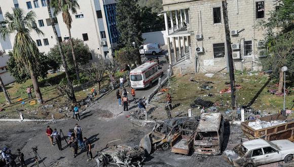 La escena en el hospital Al Ahli en Gaza el 18 de octubre de 2023 tras la explosión del martes después de que el edificio fuera alcanzado por un ataque aéreo. Según las autoridades palestinas en Gaza, cientos de personas murieron en un ataque aéreo al hospital de Gaza el 17 de octubre | Foto: EFE/EPA/MOHAMMED SABER