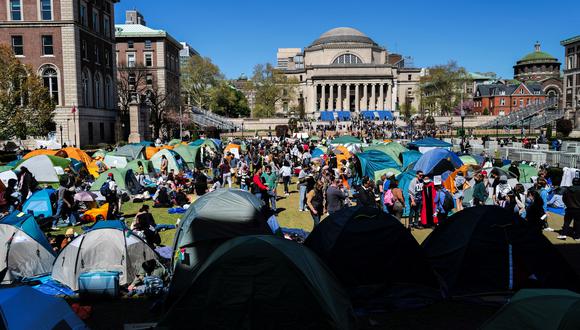 La gente se reúne en el campus de la Universidad de Columbia, ocupado por manifestantes pro palestinos en Nueva York el 22 de abril de 2024. (Foto de Charly TRIBALLEAU / AFP)