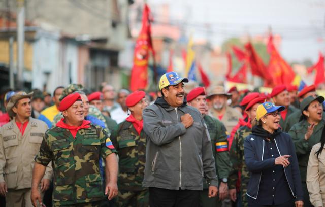 Venezuela: un desafiante Nicolás Maduro marcha con militares por las calles de Maracay. (EFE).
