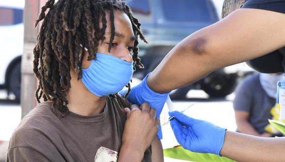 Jacob Alexander, de 14 años, recibe su vacuna Pfizer en una clínica móvil en Los Ángeles. (Foto: Frederic J. BROWN / AFP)