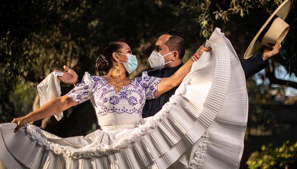 Vicky Núñez y Luis Antonio Miraval son campeones de marinera y dos referentes en el rubro. Han sido pareja en muchas ocasiones, pero no bailaban juntos desde hace más de un año, a raíz de la pandemia. Se reunieron exclusivamente para esta sesión. Fotos: Elías Alfageme.