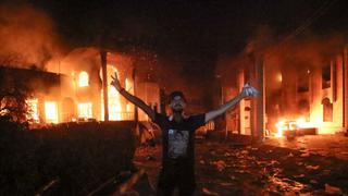 Iraq: Manifestantes prenden fuego al consulado de Iránen la ciudad de Basora