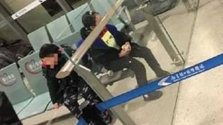 China: Abandonaron a sus hijos en el aeropuerto ante la sospecha de coronavirus