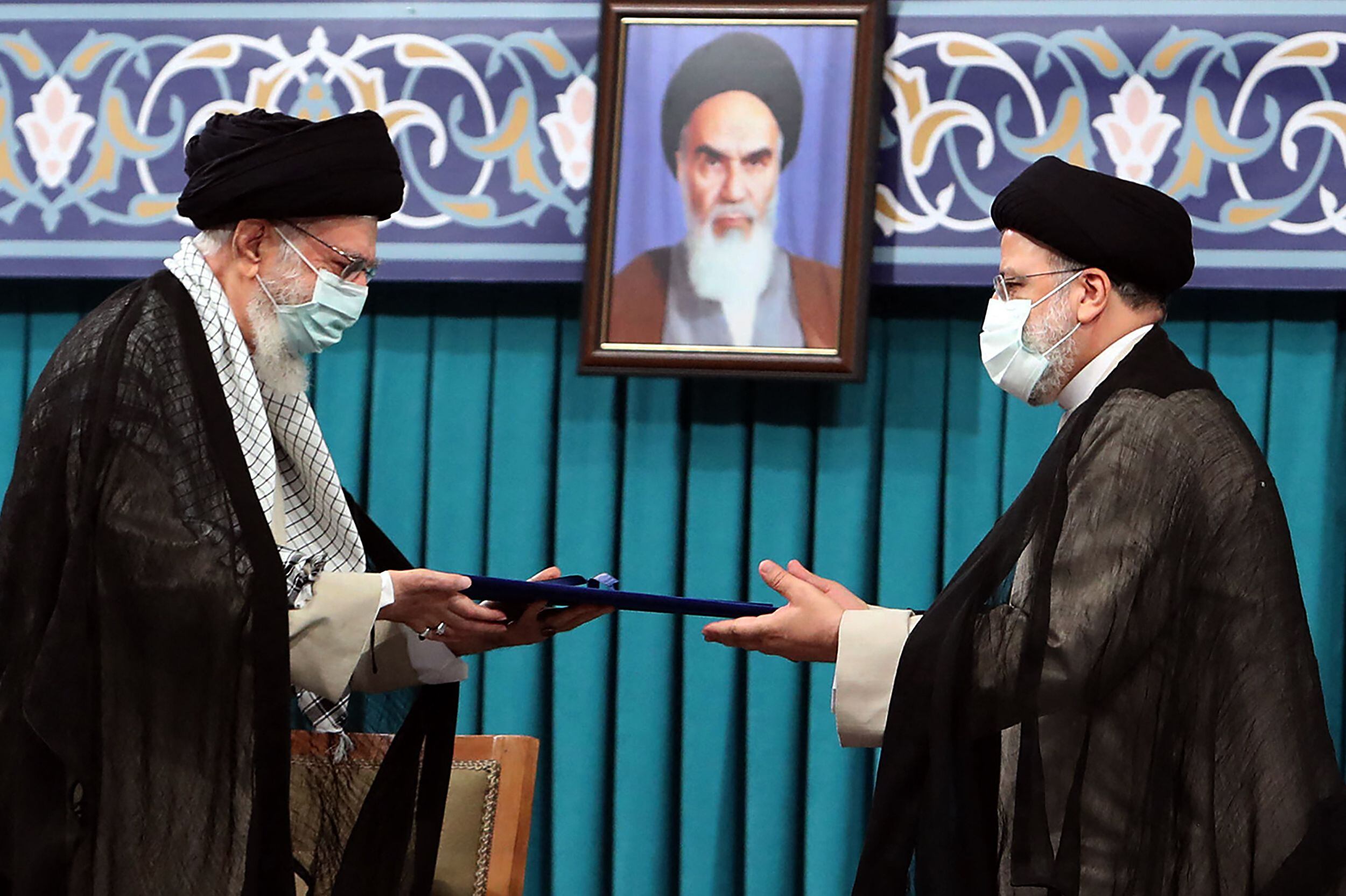 El ayatola Alí Jamenei durante la ceremonia de toma de posesión del presidente de Irán Ebrahim Raisi. (AFP).