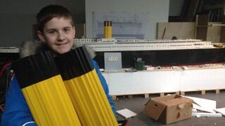 Brynjar, el niño que construyó una gran réplica del Titanic con fichas de Lego