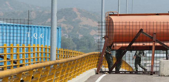 Crisis en Venezuela | Cúcuta: militares bloquean el puente fronterizo de Tienditas, por donde debe pasar la ayuda humanitaria de Estados Unidos gestionada por Juan Guaidó. (EFE).