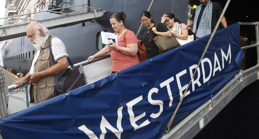Los ocupantes del crucero Westerdam desembarcaron el viernes en Camboya. (EFE/EPA/MAK REMISSA).