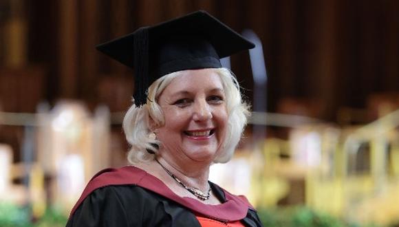 Georgina Tankard, la mujer que se graduó de la universidad luego de vencer tres tipos de cáncer. (Foto: University of Bristol / Facebook)