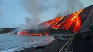 La lava del volcán de La Palma engulle por completo una playa | FOTOS