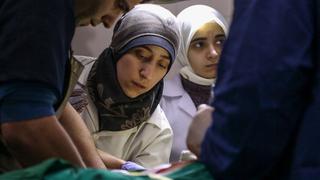 “Decidí quedarme y ayudar a esta gente”, la doctora siria cuya historia podría ganar un Oscar