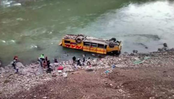50 pasajeros se salvan de morir tras caída de bus a río Mantaro
