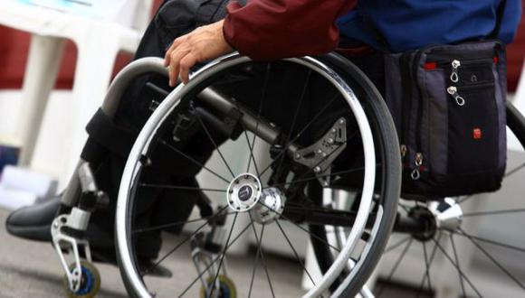 China dona 580 sillas de ruedas para personas con discapacidad