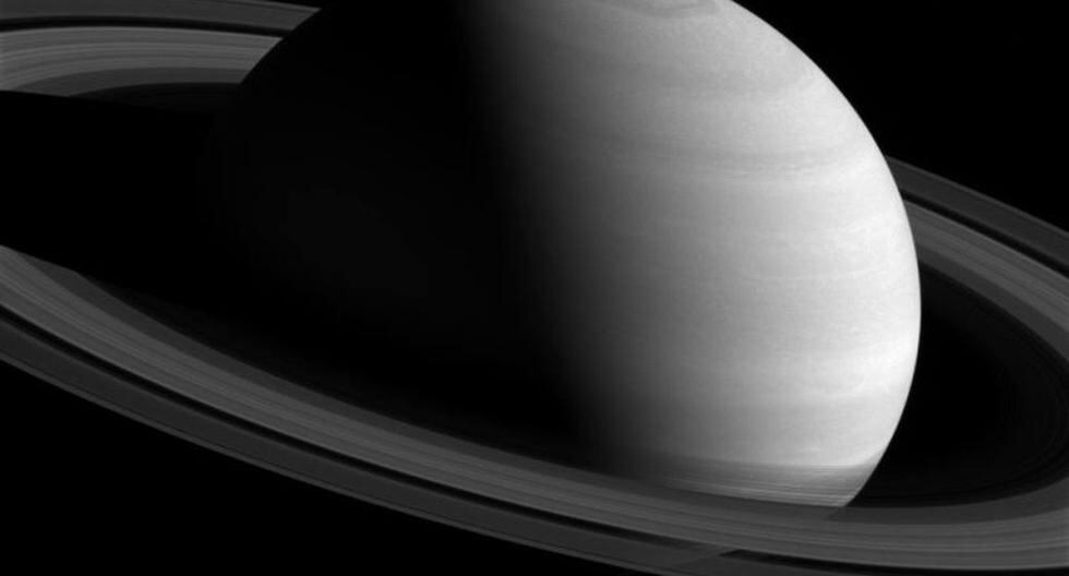 Cassini de la NASA trepa sobre lo alto para obtener esta imagen de Saturno para conseguir esta imagen. (Foto: NASA)