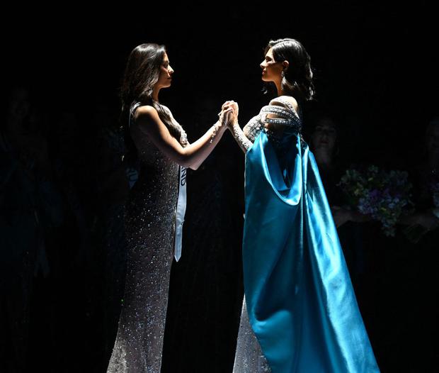 Miss Thailand, Antonia Porchild, and Miss Nicaragua, Shaynice Palacios, await the announcement of the Miss Universe 2023 winner (Photo: Marvin Recinos/AFP)