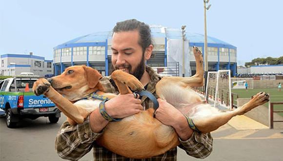 José Chalán Mozz abraza a su perra Laika después de pasar 24 horas entre perdida y esperando por él en el estado Bonilla.