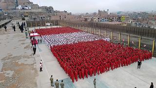 Tres mil internos de Lurigancho forman bandera por el Perú vs. Dinamarca