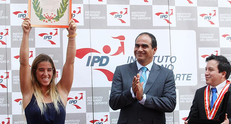 Brissa Málaga alzando los Laureles Deportivos que le hizo entrega el IPD (Foto: Andina)