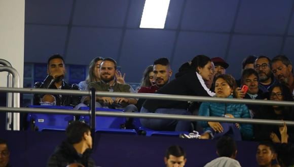 Paolo Guerrero, hincha confeso de Alianza Lima, se hizo presente en el estadio Alejandro Villanueva para apoyar al equipo íntimo en su duelo contra Universitario. (Foto: Francisco Neyra)