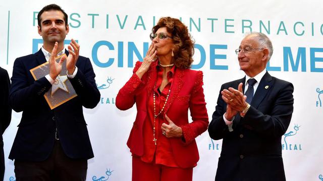 Sophia Loren recibió numerosas muestras de admiración, entre ellas las del alcalde de la ciudad, Ramón Fernández-Pacheco, quien la definió como una "actriz símbolo del glamur, la elegancia y el talento". (Foto: Agencia)