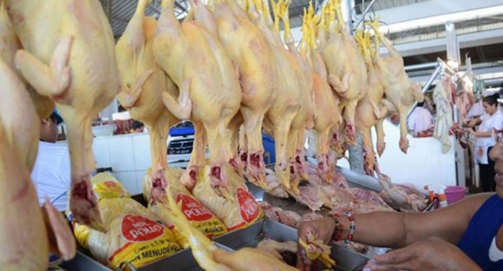 El precio del pollo continúa a la baja y registró su máxima caída en los mercados minoristas de Lima en lo que va del año, llegando a costar entre 5.50 y 6.00 soles el kilo. (Foto: Andina)