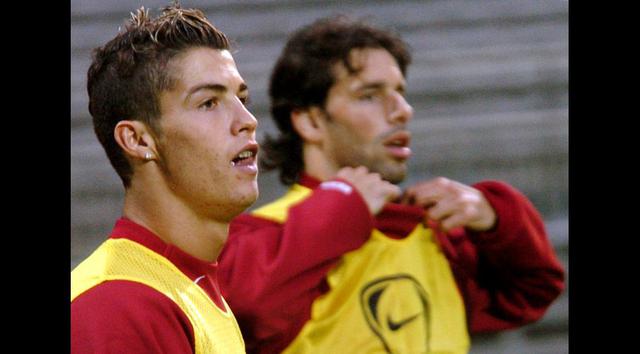 Según declaró el año pasado un ex compañero del portugués, el holandés Rudd Van Nistelroy se frustraba con Cristiano Ronaldo porque no terminaba bien las jugadas en ataque.