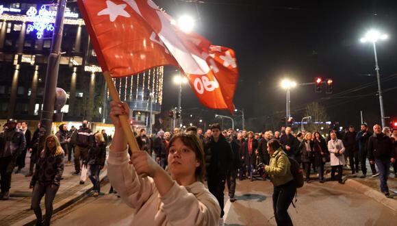 Un partidario de la oposición ondea una bandera durante una protesta en Belgrado, Serbia, el 25 de diciembre de 2023. (Foto de EFE/EPA/ANDREJ CUKIC)