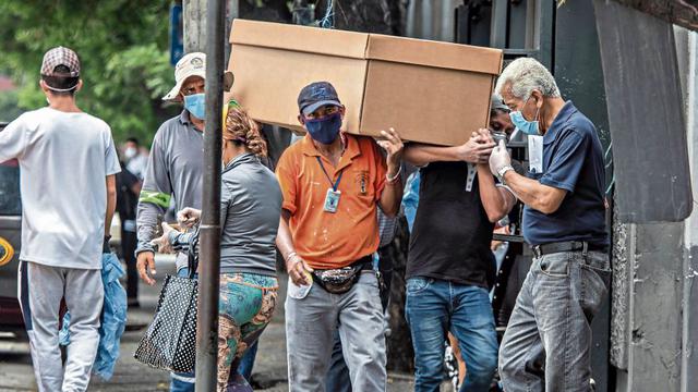 En Guayaquil, foco de la pandemia del coronavirus en Ecuador, los pocos ataúdes de madera cuestan hasta 800 dólares. La opción ahora es la caja de cartón. (Foto: AP)