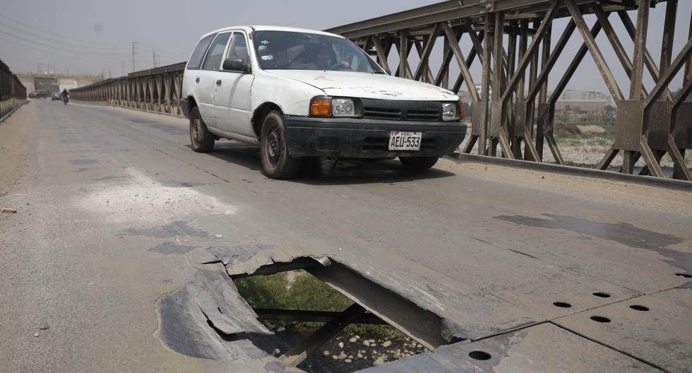 Autos, camiones y motos deben esquivar un agujero en medio del puente para poder transitar por la vía. Largas filas se forman en los extremos para poder cruzar. 
Foto: Britanie Arroyo Dueñaz