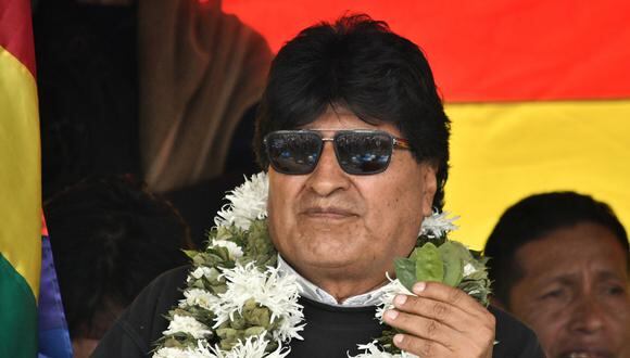 El expresidente boliviano Evo Morales mientras sostiene hojas de coca durante un evento en Sacaba, provincia del Chapare, Bolivia, el 11 de enero de 2024. (Foto de Jorge Abrego / EFE)