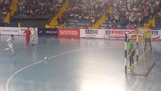 YouTube: Mira este golazo de penal en final de torneo de futsal